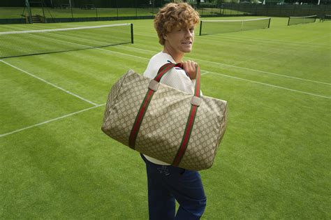 borsone tennis gucci|Jannik Sinner in Gucci a Wimbledon fa la storia della .